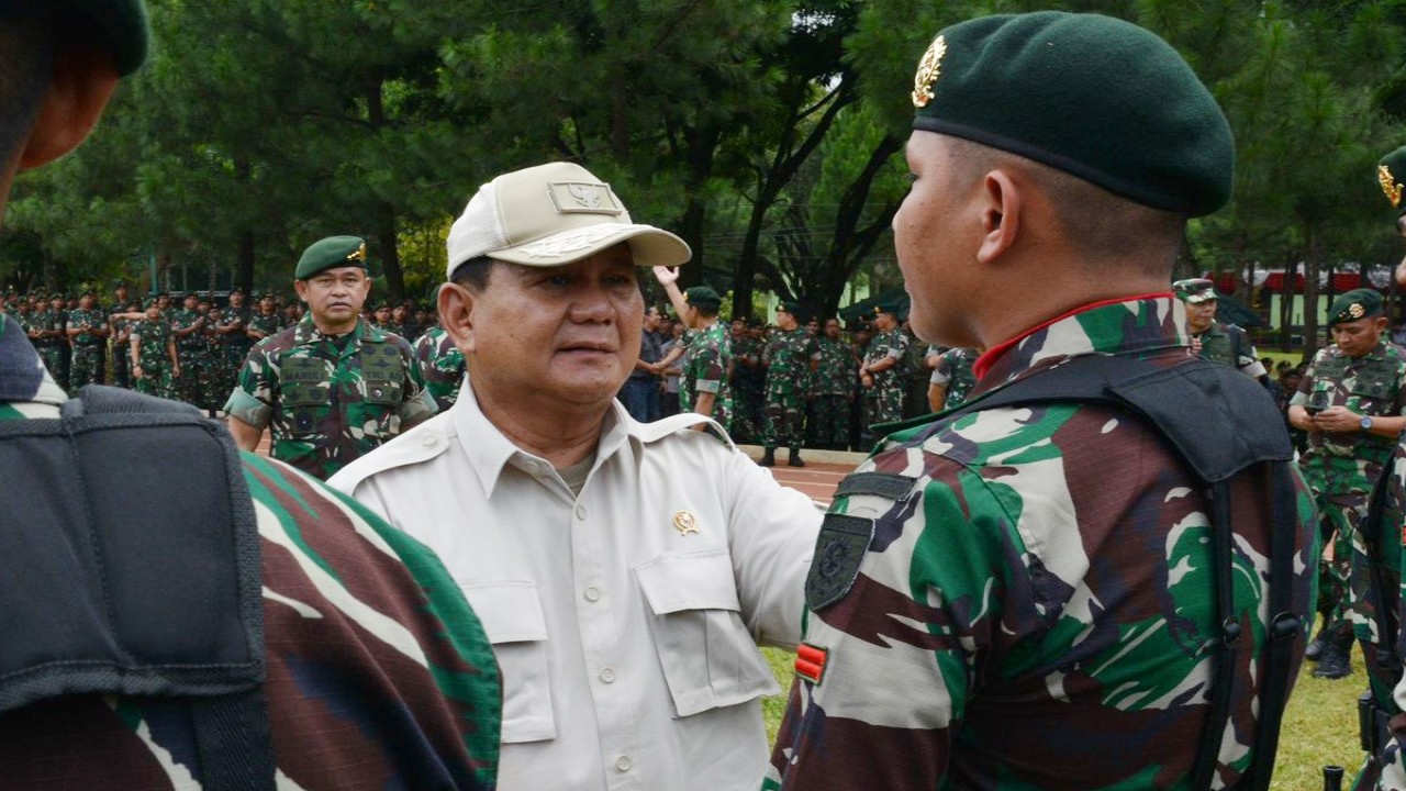 Menteri Pertahanan (Menhan) Prabowo Subianto lakukan kunjungan kerja ke Batalyon Infanteri (Yonif) Para Raider (PR) 330/Tri Dharma (TD) di Cicalengka, Soreang Kabupaten Bandung, Jawa Barat, Kamis (11/5/2023).