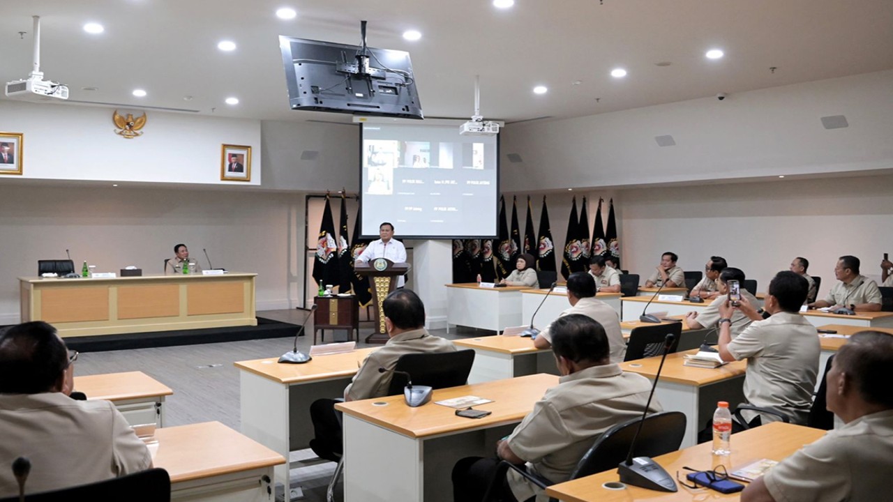 Menteri Pertahanan Prabowo Subianto melakukan kunjungan kerja ke Kantor Pusat Persatuan Purnawirawan (PP) Polri, di Jakarta, Senin (15/5/2023)