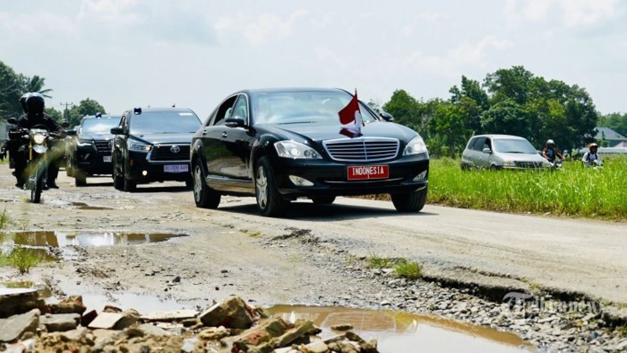 Mobil yang ditumpangi Presiden Jokowi saat melintas di jalanan Lampung. (Net)