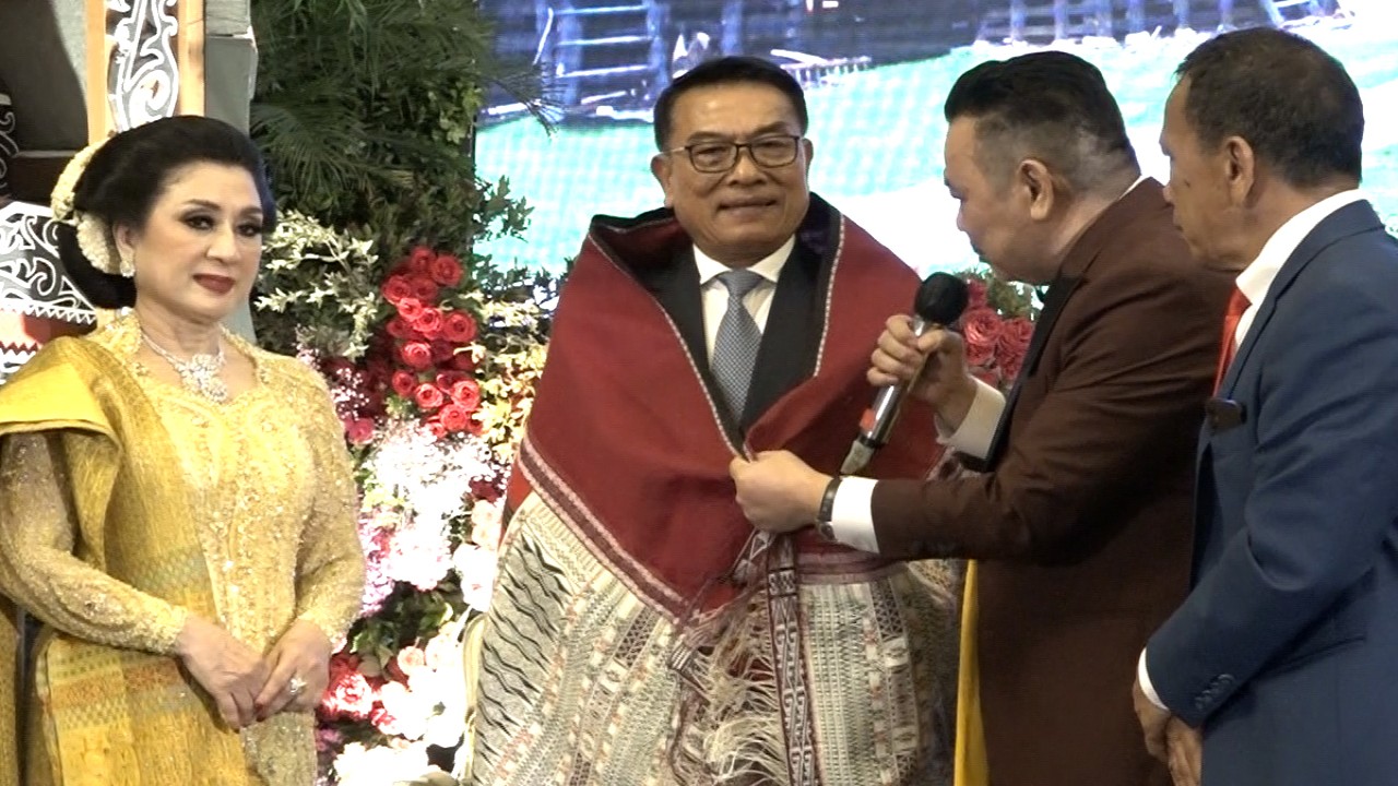 Kepala Staf Kepresidenan (KSP) Jenderal TNI (Purn.) Dr. H. Moeldoko, S.I.P., saat menerima hadiah ulos dari Otto Hasibuan di pernikahan Yakup Hasibuan-Jessica Mila, Sabtu (6/5/2023).