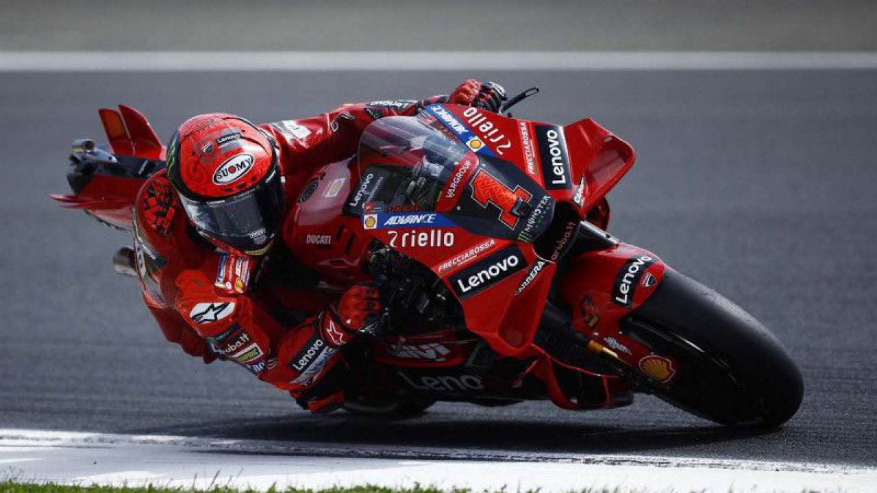 Pembalap Ducati Lenovo Team Francesco Bagnaia memacu kecepatan sepeda motornya pada sesi kualifikasi balapan MotoGP Prancis di Bugatti Circuit, Le Mans, Pracis (13/5/2023). ​​​​​​​Francesco Bagnaia berhasil merebut pole position dan berhak start terdepan diikuti pembalap Repsol Honda Team Marc Marquez dan pembalap Mooney VR46 Ducati Luca Marini. ANTARA FOTO/REUTERS/Stephane Mahe/aww.​​​​​​​