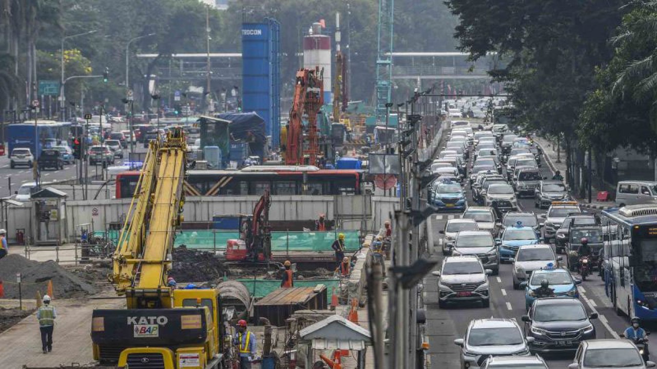 Pekerja menyelesaikan pembangunan proyek Moda Raya Terpadu (MRT) Fase II di Jalan MH Thamrin, Jakarta, Rabu (13/7/2022). Proyek MRT Jakarta Fase 2 CP 201 rute Stasiun Thamrin-Stasiun Monas telah mencapai 40,25 persen. ANTARA FOTO/Galih Pradipta/wsj.