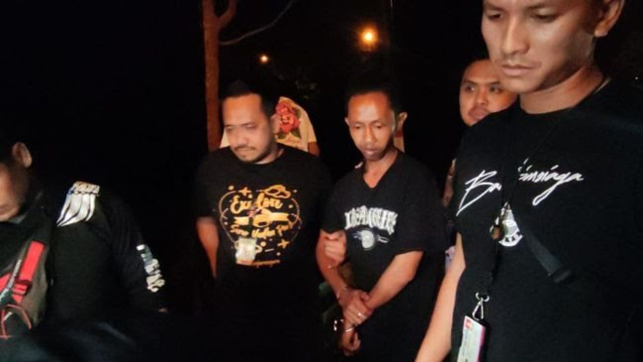 Pelaku utama mutilasi Semarang saat digelandang petugas. (Net)