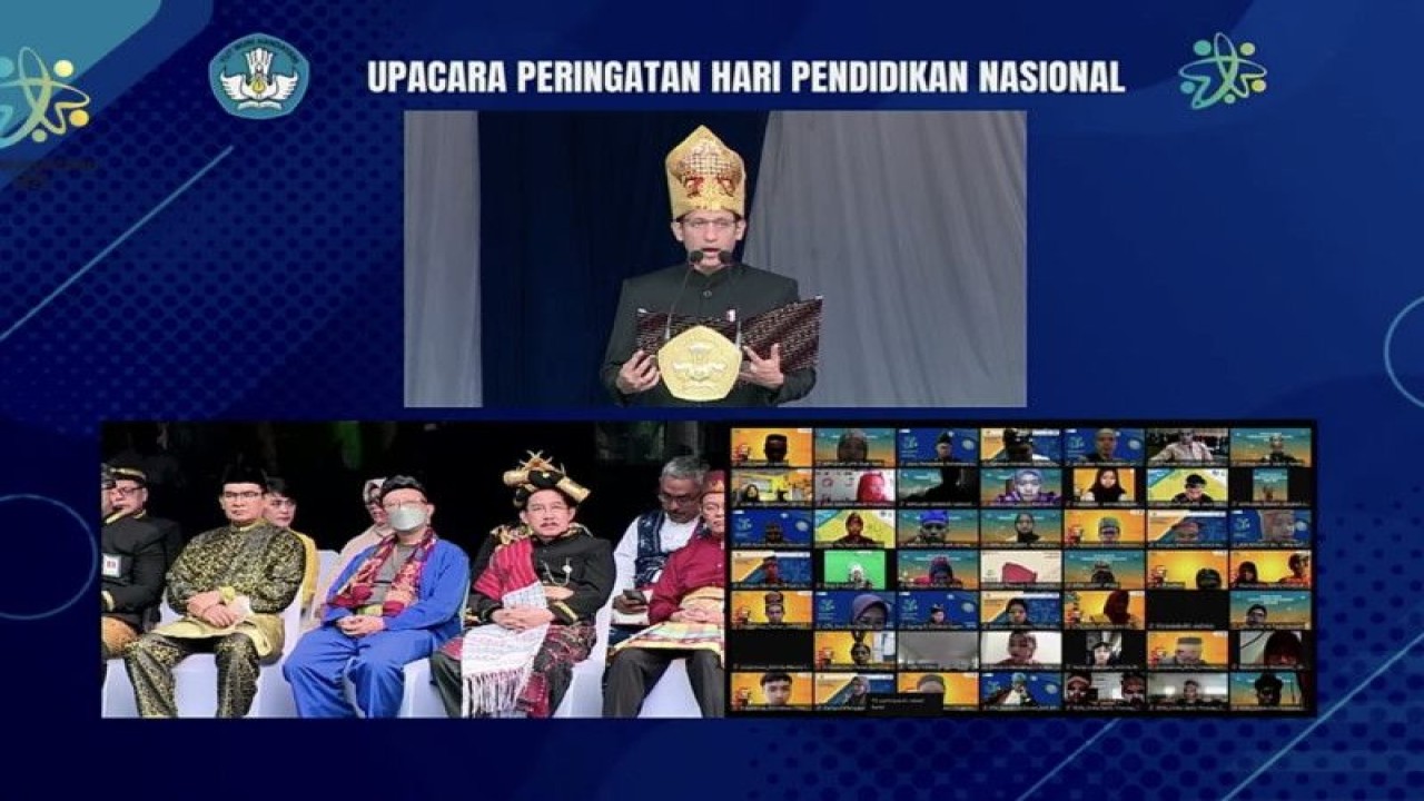 Menteri Pendidikan, Kebudayaan, Riset, dan Teknologi (Mendikbudristek) Nadiem Anwar Makarim saat memimpin upacara peringatan Hardiknas 2023 di Jakarta, Selasa (2/5/2023). (ANTARA/AstridFaidlatulHabibah)