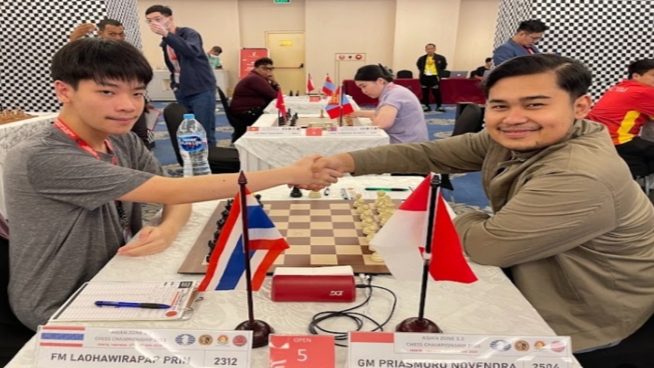 GM Novendra Priasmoro (kanan) saat bertanding melawan Master Fide Prin Laohawirapap dari Thailand pada babak perdana Asian Zone 3.3 Chess Championship 2023/Dok PB Percasi