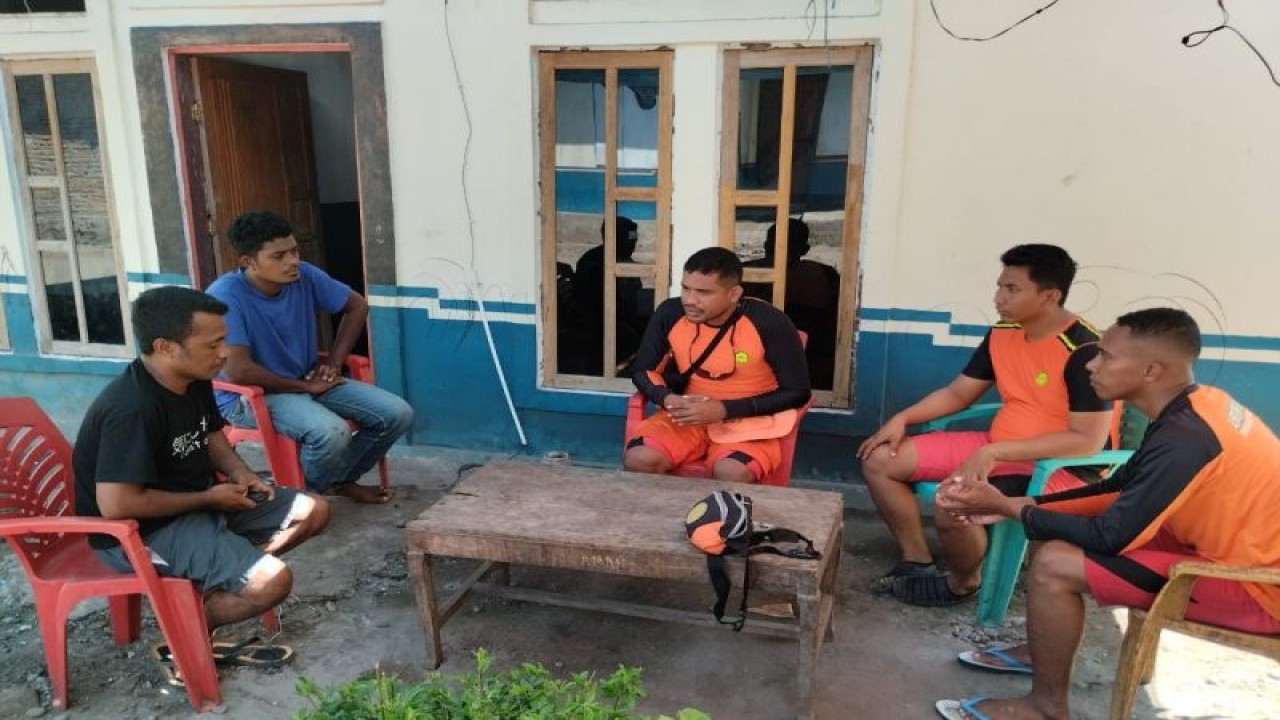 Tim SAR di Kabupaten Alor Provinsi Nusa Tenggara Timur melakukan evaluasi sebelum menutup operasi pencarian terhadap Arba Ali (40) warga Desa Bandar Kecamatan Pantar yang hilang saat pergi memancing ikan di perairan Pandai Kecamatan Pantar. (ANTARA/HO-Basarnas Maumere)
