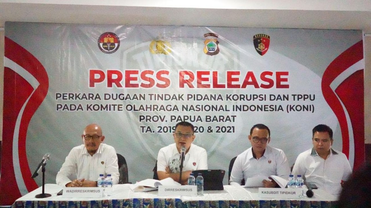 Dirkrimsus Polda Papua Barat Kombes Sonny M Nugroho Tampubolon didampingi jajaran memberikan keterangan pers terkait penetapan tiga tersangka kasus korupsi dana hibah KONI Papua Barat/ist  