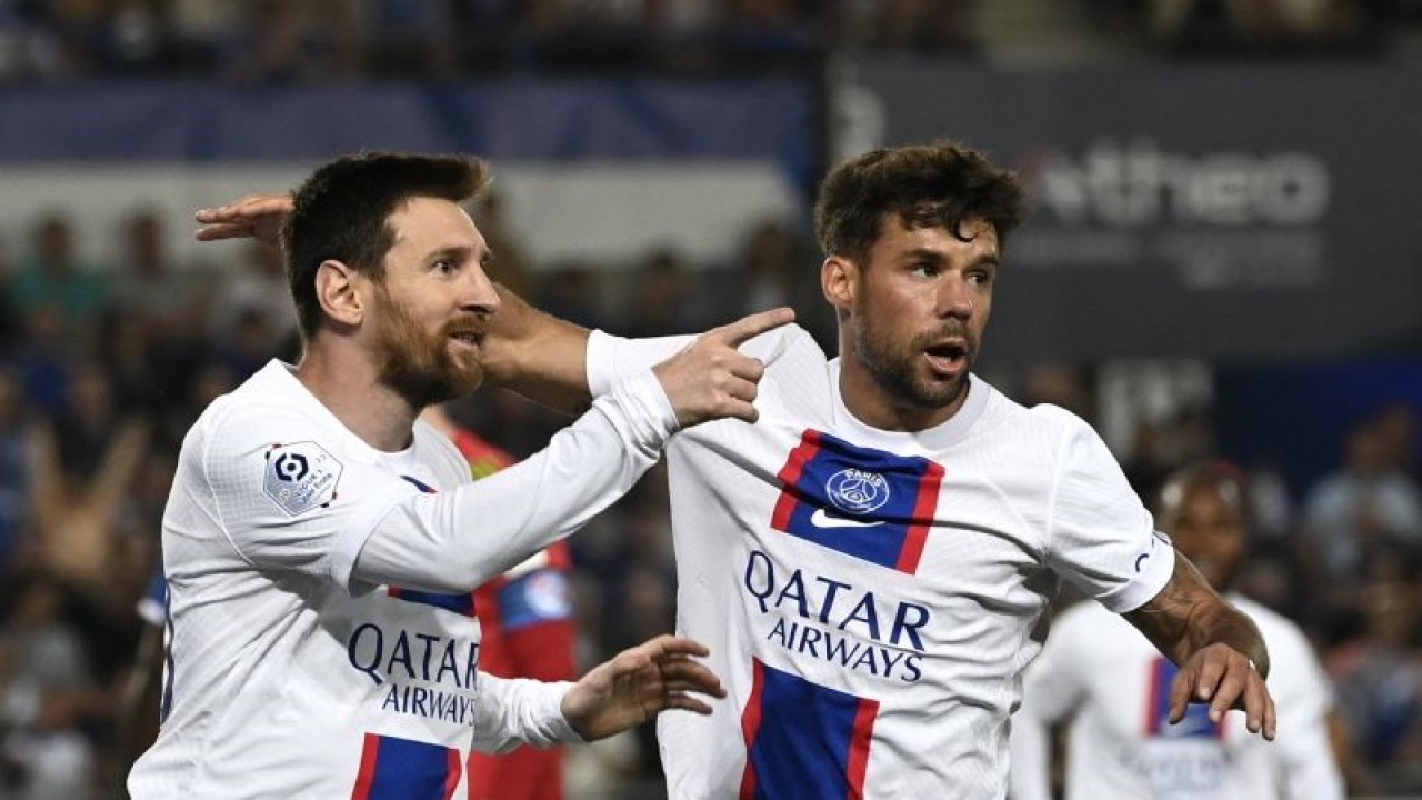 Selebrasi Lionel Messi (kiri) dengan rekan setimnya setelah mencetak gol bagi PSG dalam pertandingan Liga Prancis lawan Strasbourg di Stade de la Meinau pada 28 Mei 2023. ANTARA/AFP/JEAN-CHRISTOPHE VERHAEGEN