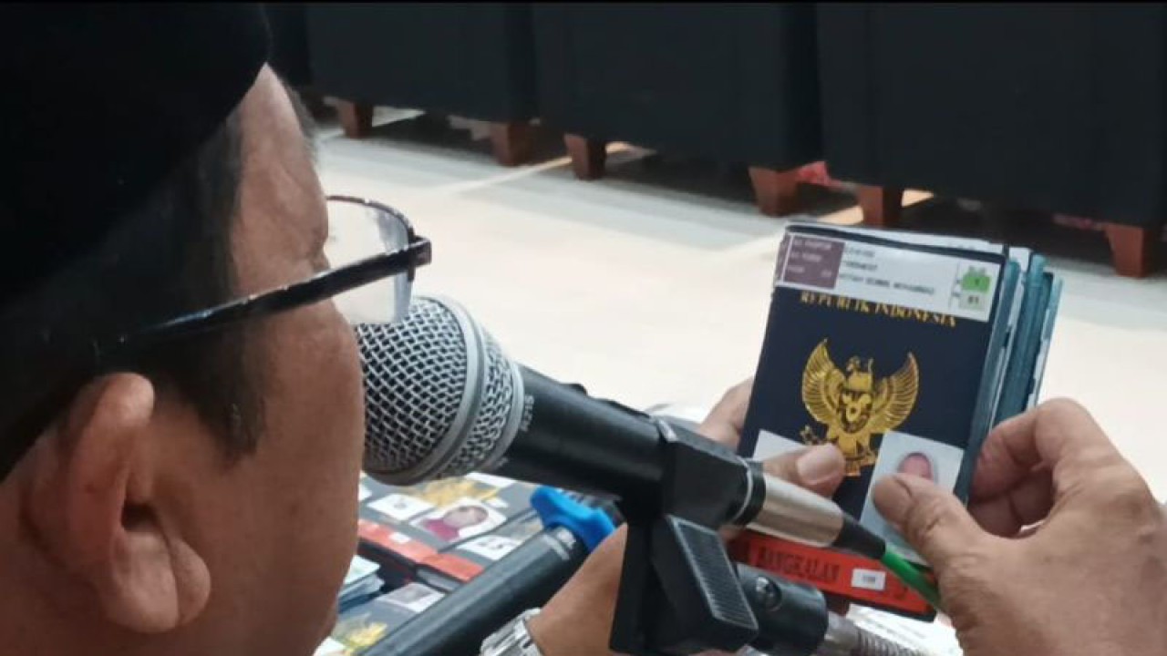 Arsif foto - Petugas membagikan paspor milik jamaah calon haji di Asrama Haji Embarkasi Surabaya jelang keberangkatan ke Tanah Suci, Rabu (24/5/2023). ANTARA/Hanif Nashrullah