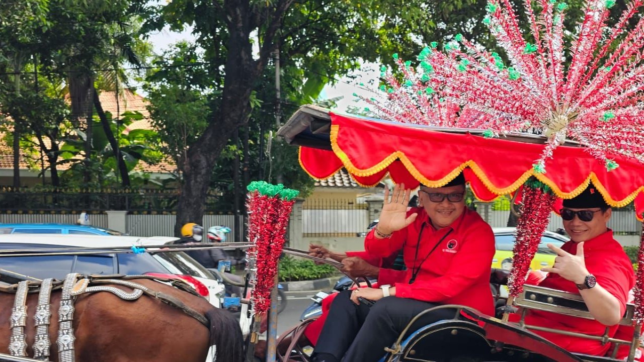 Rombongan PDIP Defile ke KPU naik Delman.