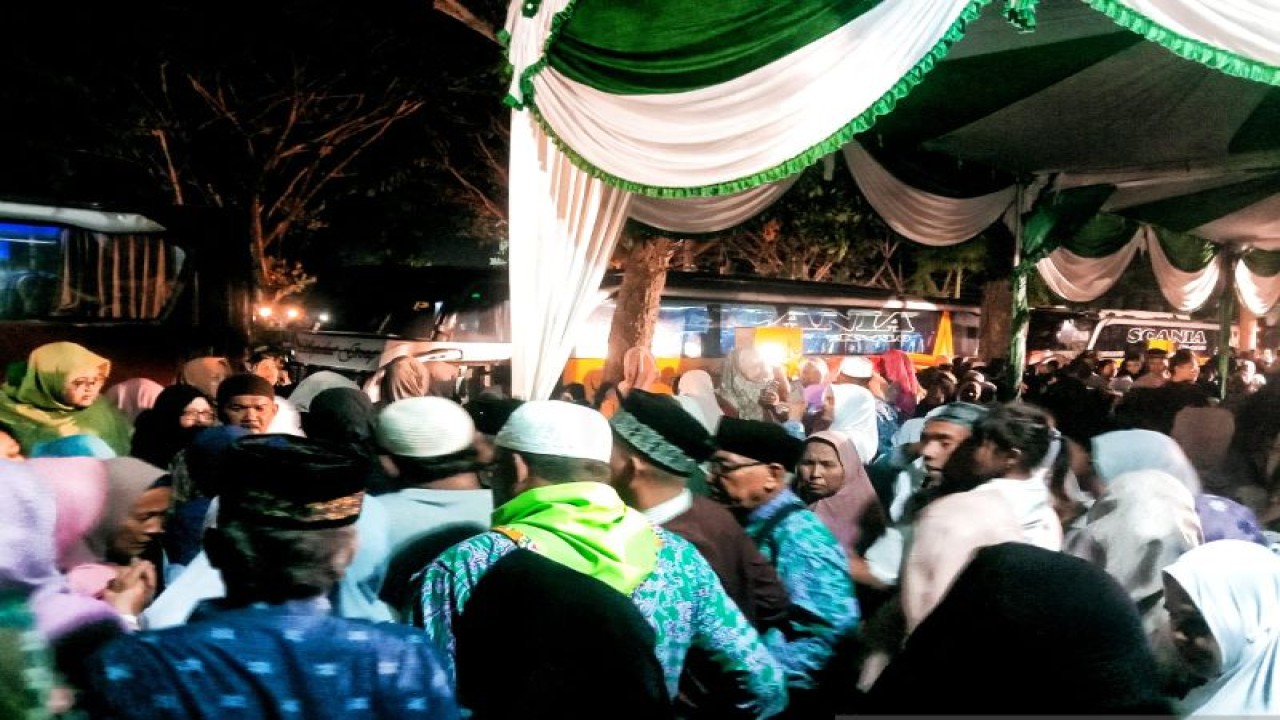 Pelepasan jamaah calon haji di Masjid Islamic Center Kota Lhokseumawe, Kamis (25/5/2023). (ANTARA/Dedy Syahputra)