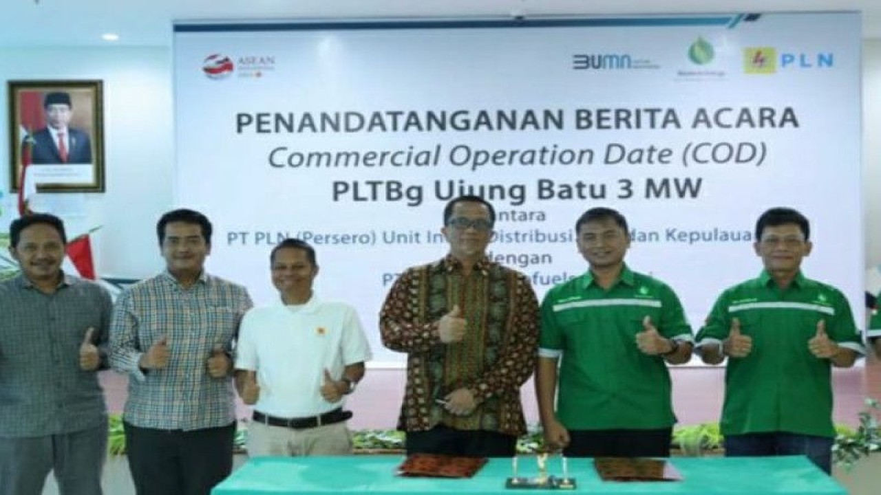 General Manager PLN Unit Induk Distribusi Riau dan Kepulauan Riau Agung Murdifi (keempat dari kanan) serta dua Direktur Pasadena Biofuels Mandiri Anggit Saputra Dwipramana (ketiga dari kanan) dan Yohanes Tampubolon (kedua dari kanan) saat penandatanganan berita acara COD PLTBg Ujung Batu 3 MW di Pekanbaru, Rabu (3/5/2023). ANTARA/HO-Pasadena Biofuels Mandiri