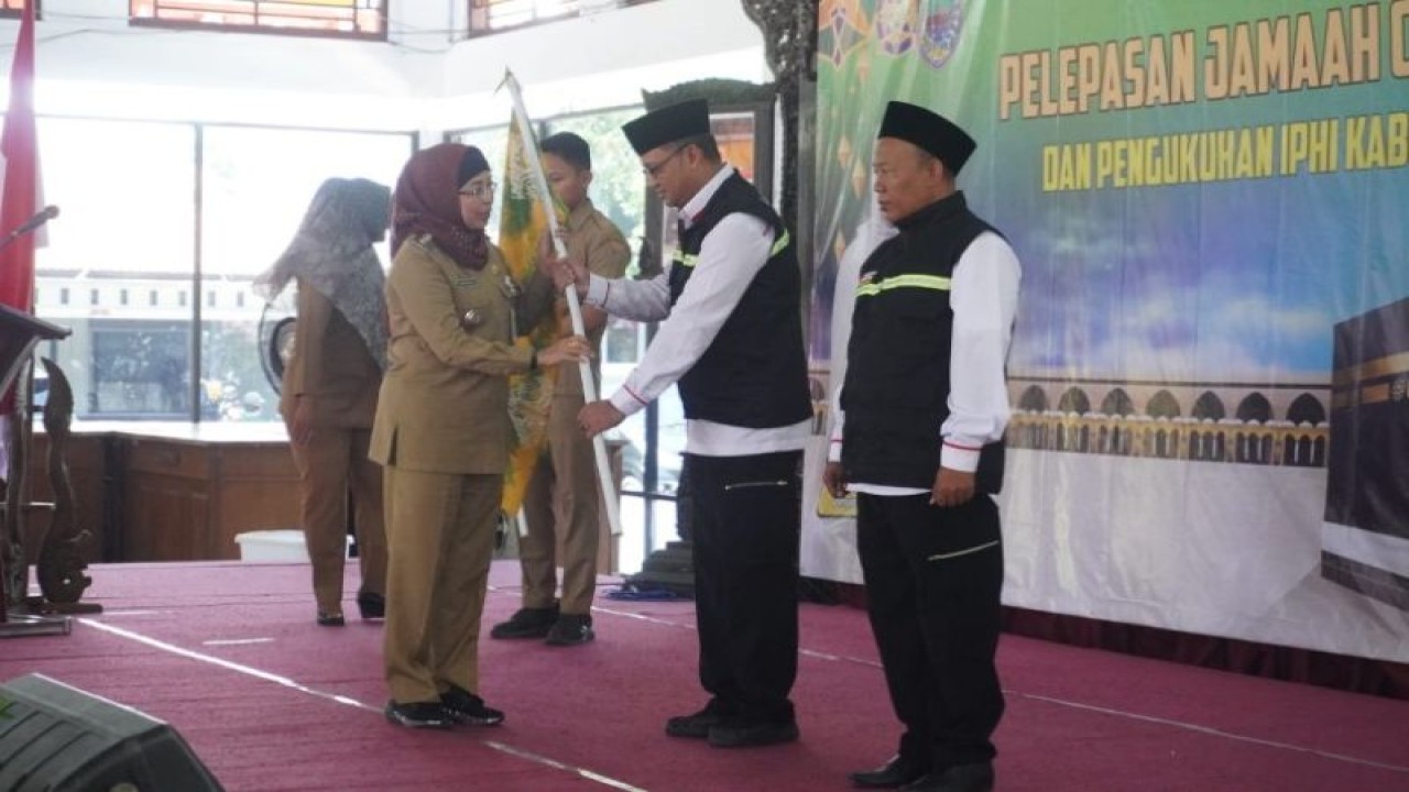 Penjabat Bupati Batang Lani Dwi Rejeki memberikan tongkat tanda pelepasan jamaah haji ke Tanah Suci Mekkah, Selasa (23/5/2023) (ANTARA/HO-Humas Kabupaten Batang)