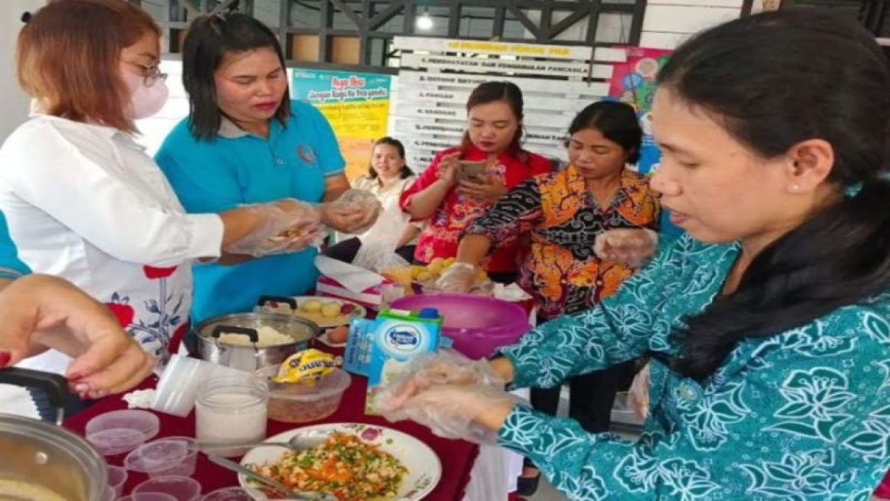 Suasana sosialisasi dan pengolahan pangan lokal berbasis B2SA di Sepang Kota Kecamatan Sepang, Kabupaten Gunung Mas. (ANTARA/HO-DPKP Gunung Mas.)