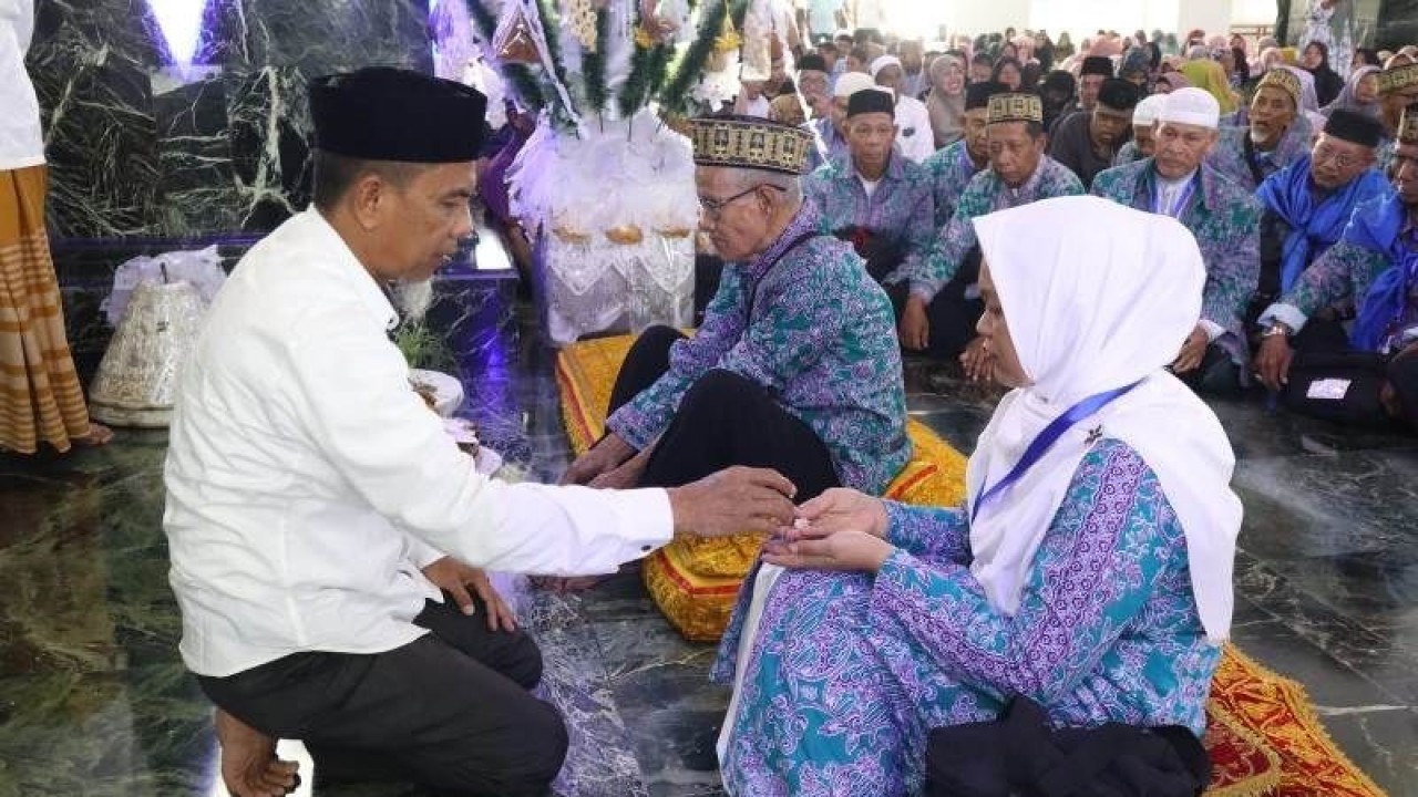 Sekdakab Nagan Raya, Provinsi Aceh, menepungtawari Jamaah Calon Haji (JCH) di Masjid Baitul 'Ala (Masjid Giok Aceh) di Kompleks Perkantoran Suka Makmue, Jumat (26/5/2023). (ANTARA/HO-Dok Pemkab Nagan Raya)
