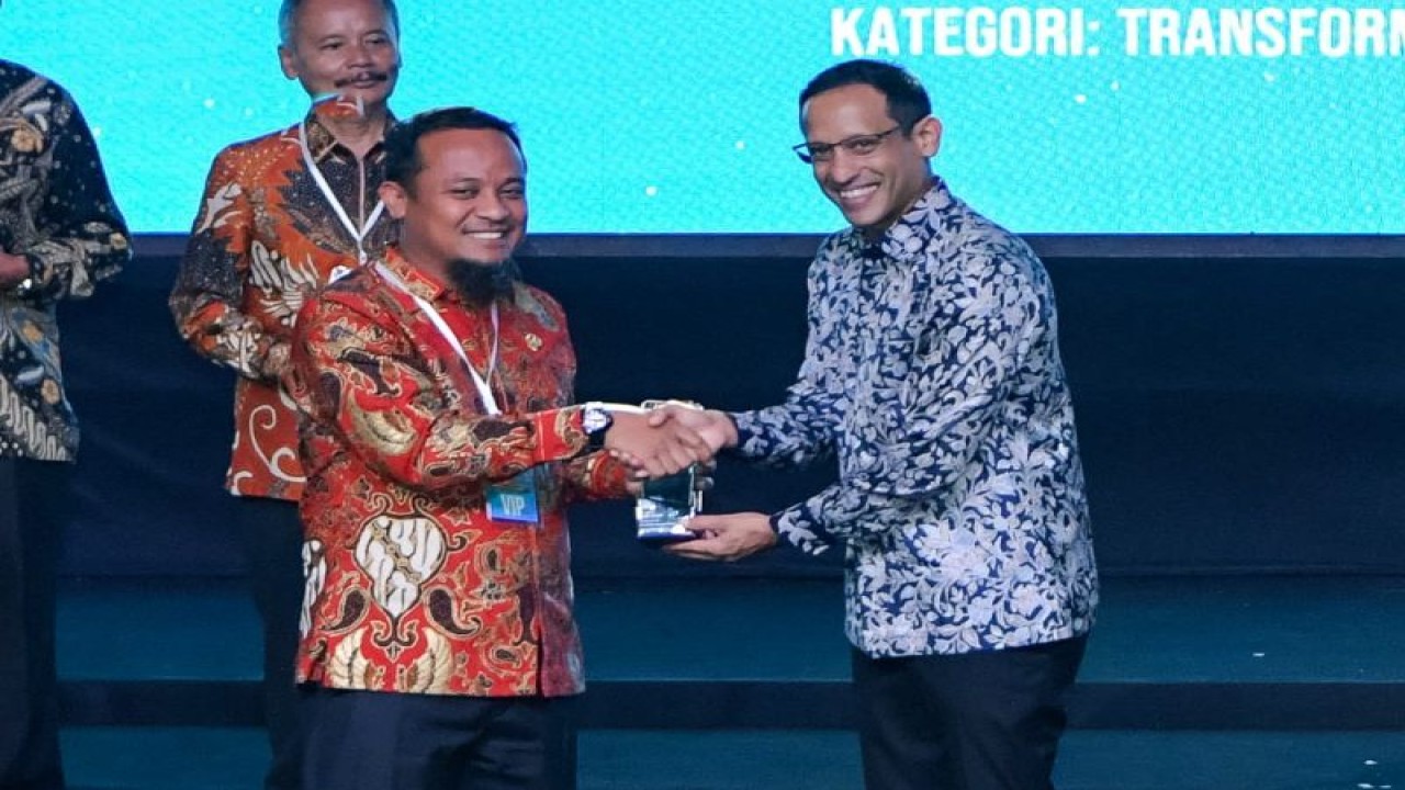 Mendikbudristek Nadiem Makarim (kanan) menyerahkan penghargaan kepada Gubernur Sulsel Andi Sudirman Sulaiman atas dedikasinya terhadap pendidikan di Yogyakarta, Senin,(29/5/2023).ANTARA/HO-Humas Pemprov Sulsel