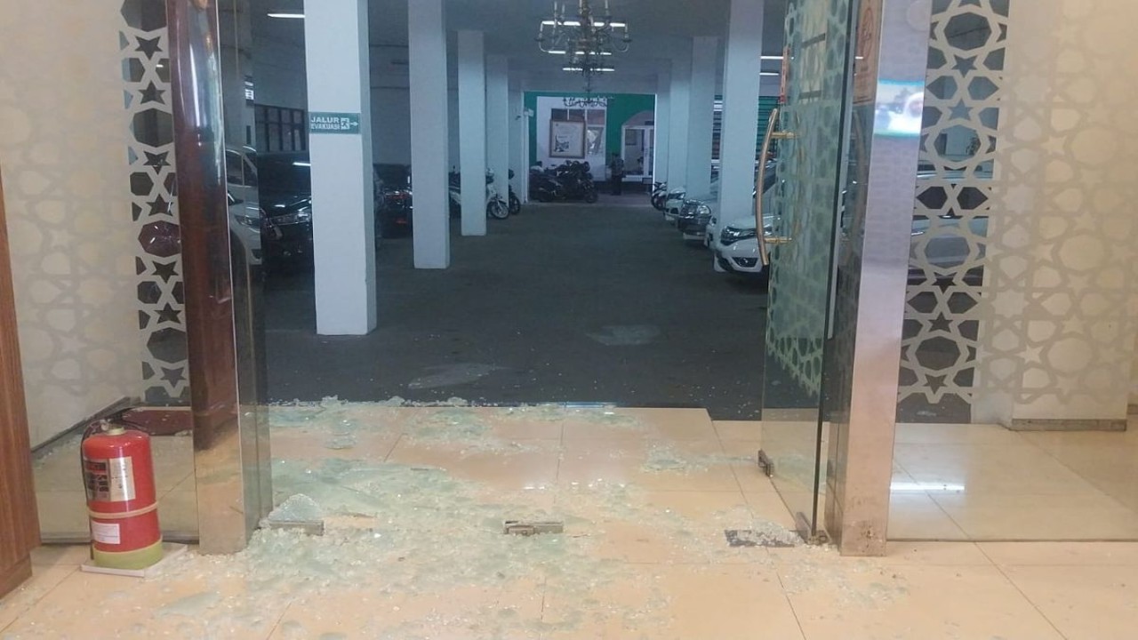 Penembakan di kantor MUI Jakarta mengakibatkan kaca pintu hancur berserakkan/ist