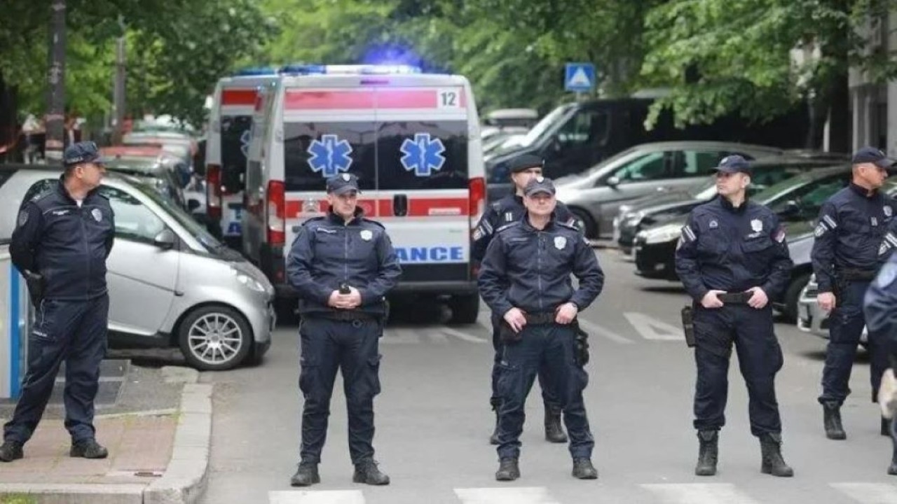 Polisi mengambil tindakan pengamanan setelah seorang siswa kelas 7 melakukan penembakan di sekolah, di Beograd, Serbia, pada 3 Mei 2023. (Anadolu Agency)