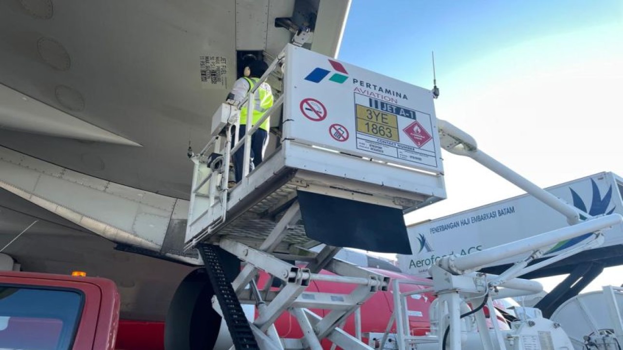 Pertamina saat melakukan pengisian bahan bakar avtur pada pesawat penerbangan haji di Embarkasi Batam, Kepri, Sabtu (27/5/2023) (FOTO ANTARA/HO-Pertamina)