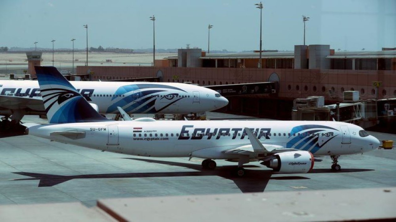 Pesawat EgyptAir terlihat di landasan Bandara Internasional Kairo, Mesir, pada 18 Juni 2020. (Mohamed Abd El Ghany/Reuters)