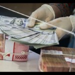 Petugas menghitung uang dolar AS di BNI KC Mega Kuningan, Jakarta, Kamis (21/7/2022). ANTARA FOTO/Rivan Awal Lingga/tom/pri.-1685420517