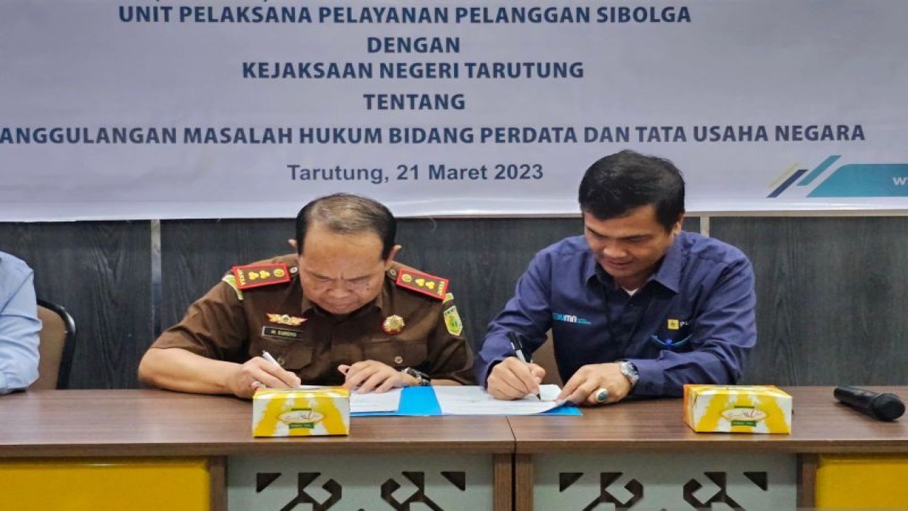 Unit Pelaksana Pelayanan Pelanggan (UP3) Sibolga melakukan penandatanganan perjanjian kerja sama dengan Kejaksaan Negeri Tarutung. (ANTARA/HO-Humas PLN UID Sumut).