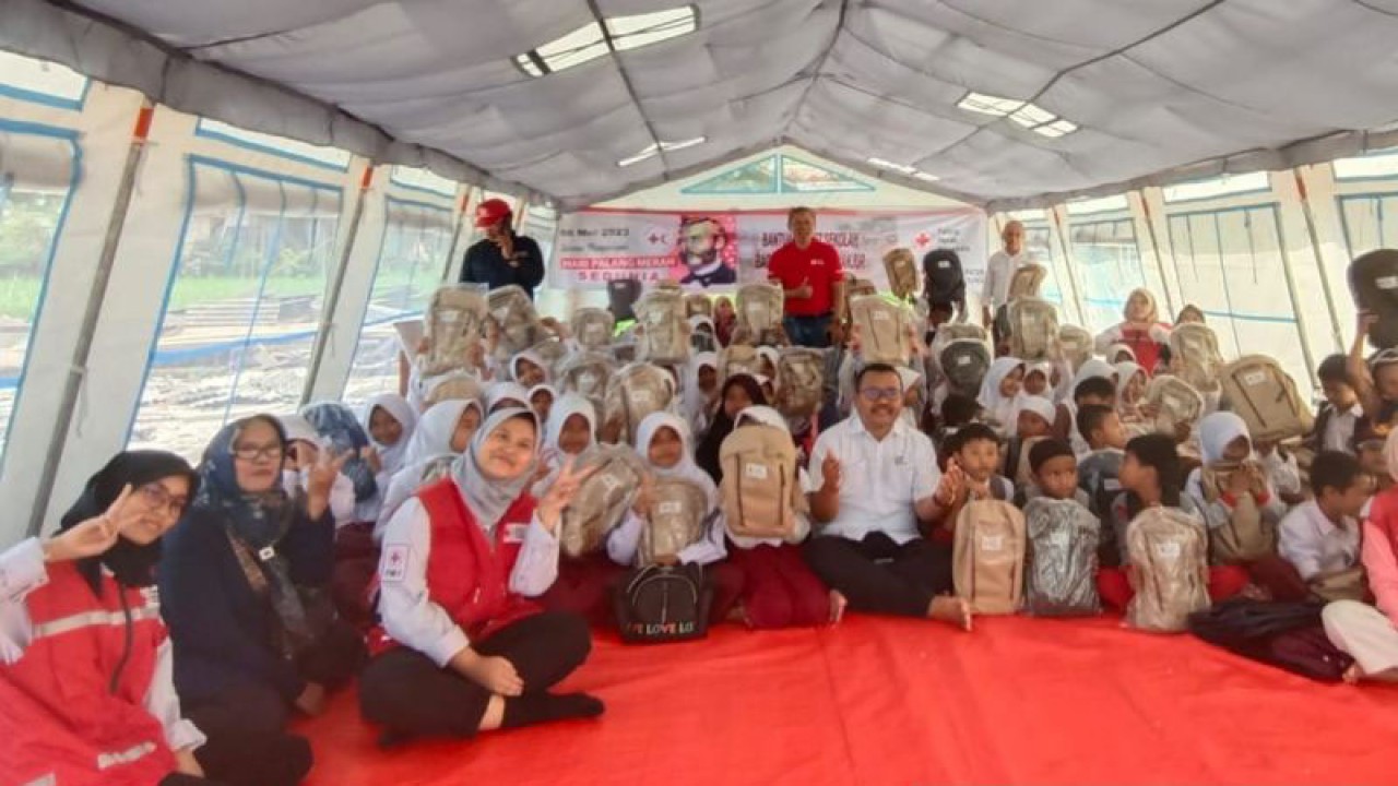 Pengurus PMI Kabupaten Bandung dan PMI Cianjur, Jawa Barat, menyerahkan bantuan peralatan sekolah untuk ratusan siswa SDN Sindangjaya, Kecamatan Cilaku, Cianjur, Selasa (30/5/2023).(ANTARA/Ahmad Fikri). (Ahmad Fikri)