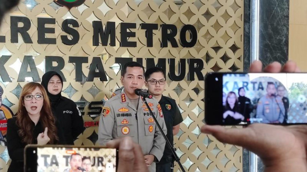 Kapolrestro Jakarta Timur Kombes Pol Leonardus Simarmata saat jumpa pers di Mapolres Metro Jaktim, Jatinegara, Jumat (26/5/2023). ANTARA/Syaiful Hakim