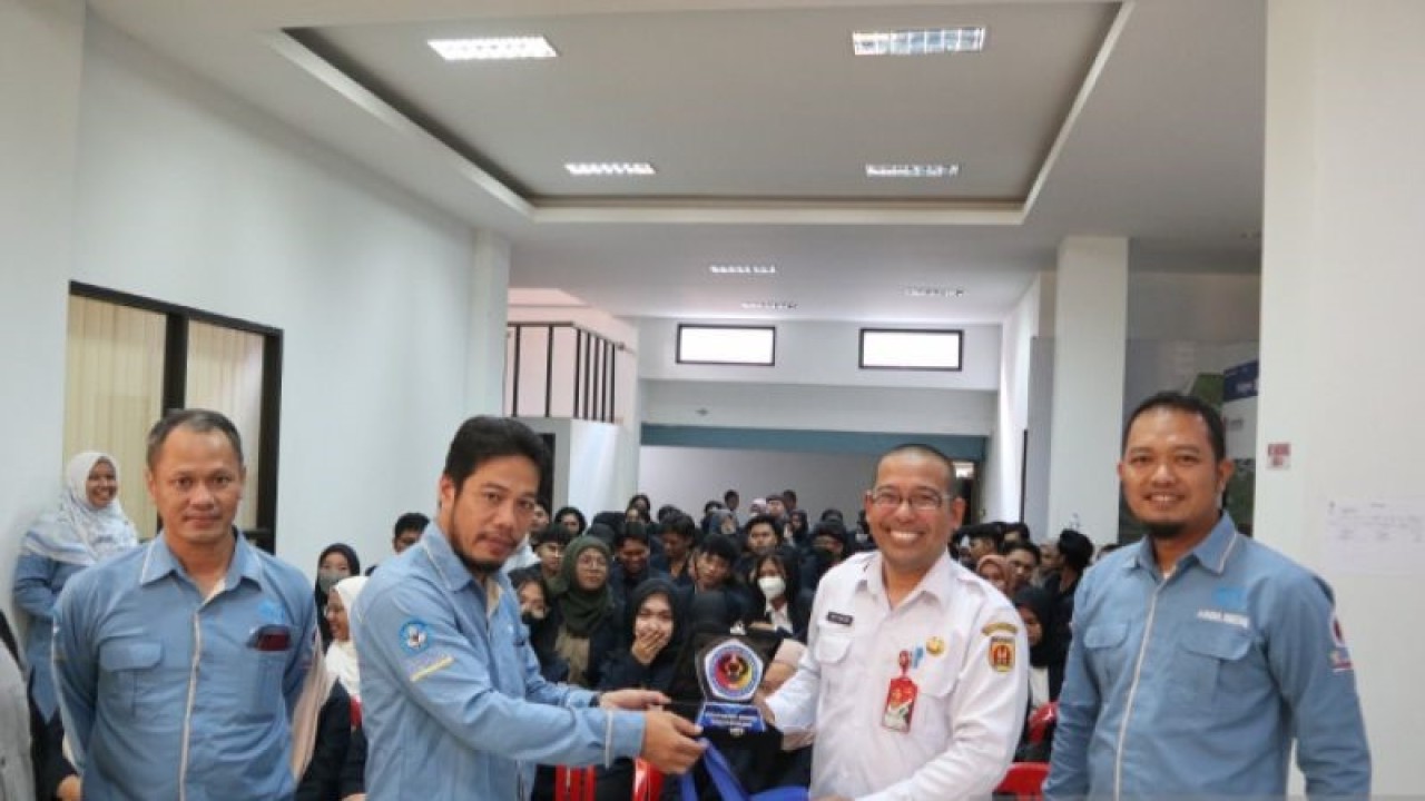 Para mahasiswa Poliban saat melakukan kunjungan industri ke Dinas Kominfo Kota Banjarbaru pada beberapa waktu lalu. (ANTARA/HO-POLIBAN)