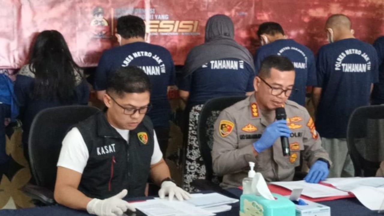 Kapolres Metro Jakarta Timur Kombes Pol Leonardus Simarmata bersama Kasatreskrim Polres Metro Jakarta Timur AKBP Dhimas Prasetyo saat jumpa pers di Mapolres Metro Jaktim, Jatinegara, Jumat (19/5/2023). ANTARA/Syaiful Hakim