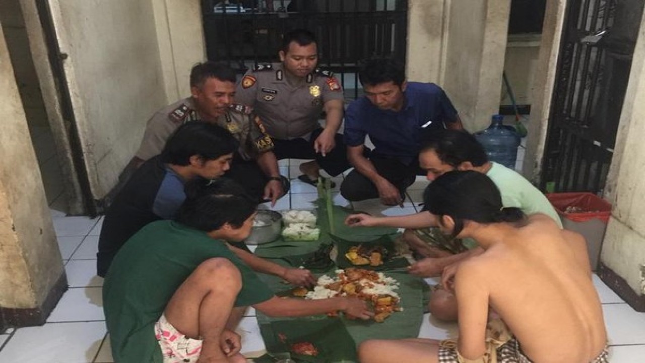 Polisi makan bareng tahanan. (Net)