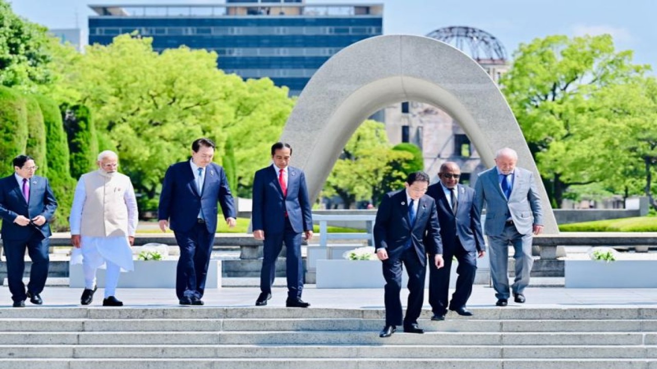Presiden Joko Widodo (tengah) bersama pemimpin negara lain saat berkunjung ke Hiroshima Peace Memorial Park di Hiroshima, Jepang, Minggu (21/5/2023). (ANTARA/HO-Biro Pers Sekretariat Presiden)