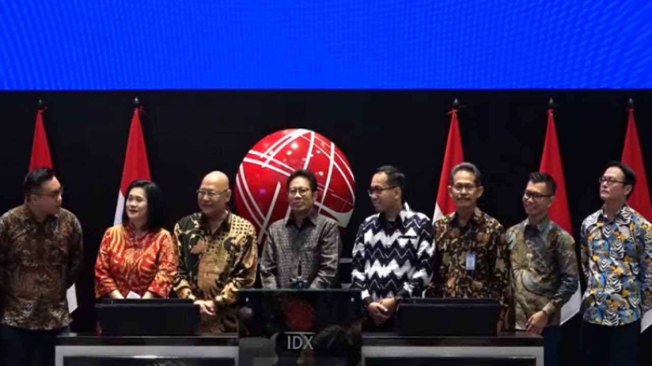 Direktur Utama PT Sarana Mitra Luas Tbk (SMIL) Hadi Suhermin (ketiga dari kiri) dalam Seremoni Pencatatan Perdana Saham Sarana Mitra Luas di Jakarta, Jumat (12/05/2023). (ANTARA/Agatha Olivia Victoria)