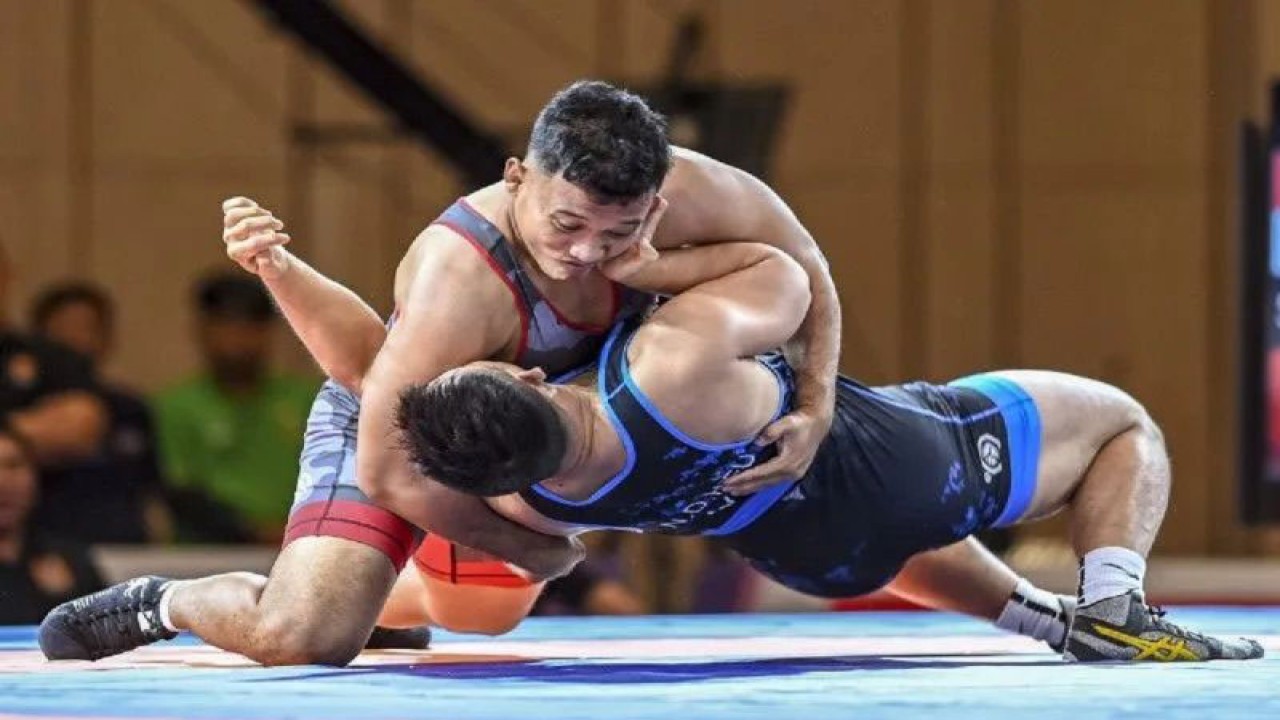 Pegulat putra Indonesia Lulut Gilang Saputra (kiri) bertanding melawan pegulat Vietnam Dinh Hieu Nghiem (kanan) pada pertandingan gulat gaya Yunani Romawi (Greco Roman) 87 kilogram putra SEA Games 2023 di Chory Changvar International Convention and Exibhition Center, Phnom Penh, Kamboja, Minggu (14/5/2023). Lulut berhasil meraih medali emas usai mengalahkan pegulat Vietnam dengan skor 7-5, sehingga menduduki peringkat pertama dengan total 25 poin yang diikuti pegulat Vietnam Dinh Hieu Nghiem dengan 20 poin dan perunggu pegulat Kamboja Chheoung Veasna 15 poin. (ANTARA FOTO/Muhammad Adimaja/nym)