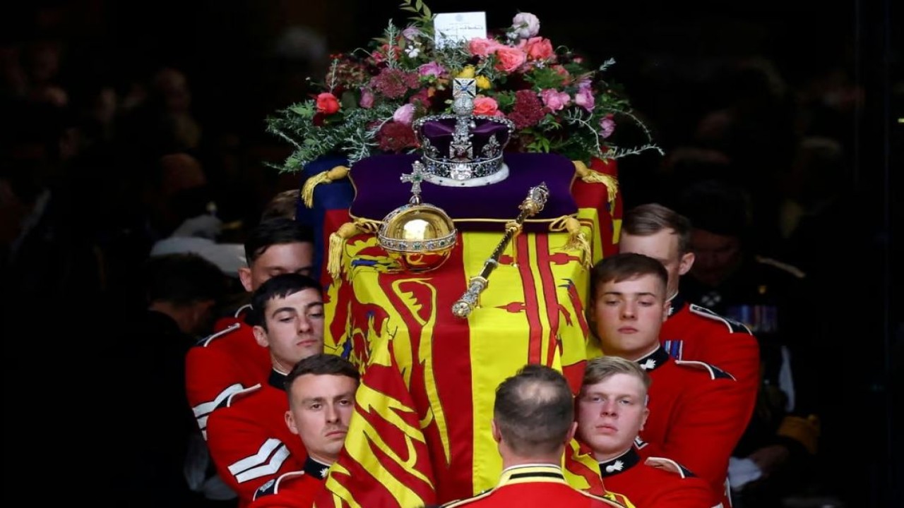 Peti mati Ratu Elizabeth dibawa keluar dari Westminster Abbey setelah kebaktian pada hari pemakaman kenegaraannya, di London, pada 19 September 2022. (Reuters)