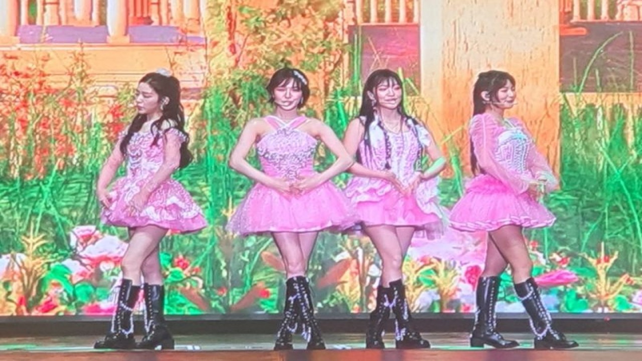 Anggota grup idola asal Korea Selatan Red Velvet Irene, Wendy, Yeri, Seulgi tampil dalam konser "Red Velvet 4th Concert : R to V in Jakarta" di ICE BSD, Kabupaten Tangerang, Sabtu (20/5/2023). (ANTARA/Livia Kristianti)