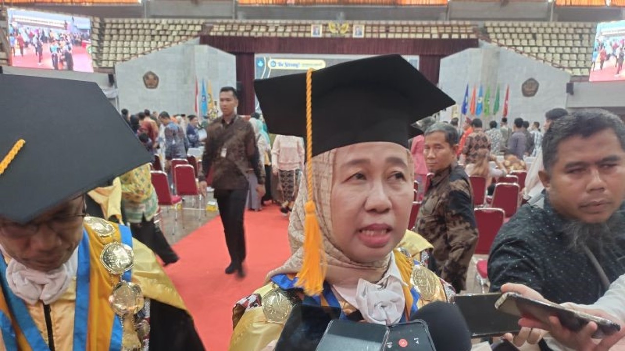 Rektor Universitas Lampung (Unila) Prof Lusmeilia Afriani saat dimintai keterangan. Bandarlampung Rabu, (10/5/2023). (ANTARA/Dian Hadiyatna)