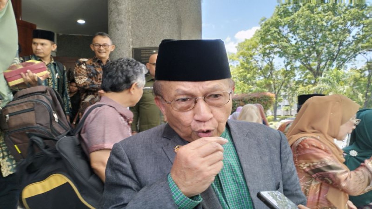 Ketua Dewan Negara Malaysia Ke-18 Yang Berhormat Senator Tan Sri Dato' Seri Utama Rais Yatim saat diwawancarai awak media massa di Padang, Sumbar, Kamis, (11/5/2023). FOTO ANTARA/Muhammad Zulfikar.