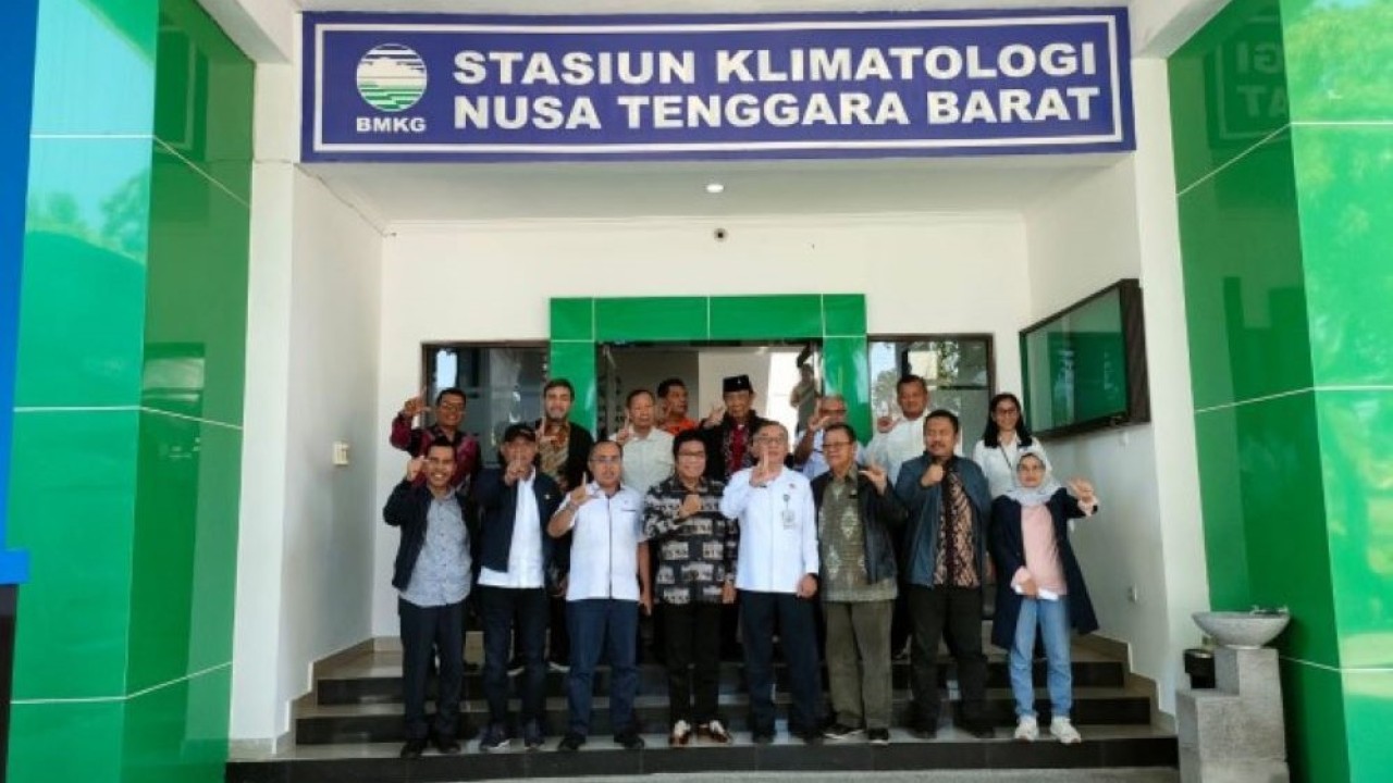 Wakit Ketua Komisi V DPR RI Ridwan Bae saat foto bersama usai kunjungan kerja spesifik Komisi V Ke kantor BMKG Nusa Tenggara Barat, Kamis (25/5/2023). (Ayu/nr)