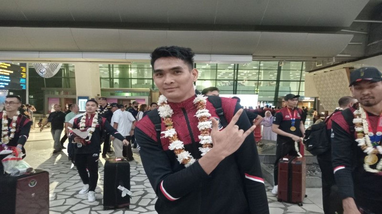 Atlet voli putra Indonesia Rivan Nurmulki berpose setelah upacara penyambutan atlet SEA Games di Bandara Soekarno-Hatta, Tangerang, Rabu (10/5/2023). (ANTARA/RAUF ADIPATI)