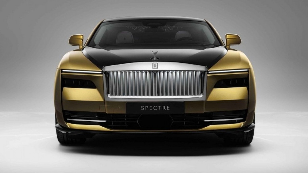 Rolls-Royce Spectre adalah sedan super coupe ultra-mewah yang ditenagai oleh dua motor, all-wheel drive (AWD) yang mampu menghasilkan torsi instan 577 hp atau 900 Nm. (Arena EV)
