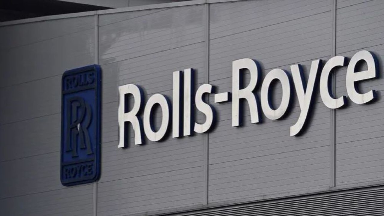 Logo Rolls-Royce terlihat di lokasi rekayasa dan pengembangan kedirgantaraan perusahaan di Bristol, Inggris. (Reuters)