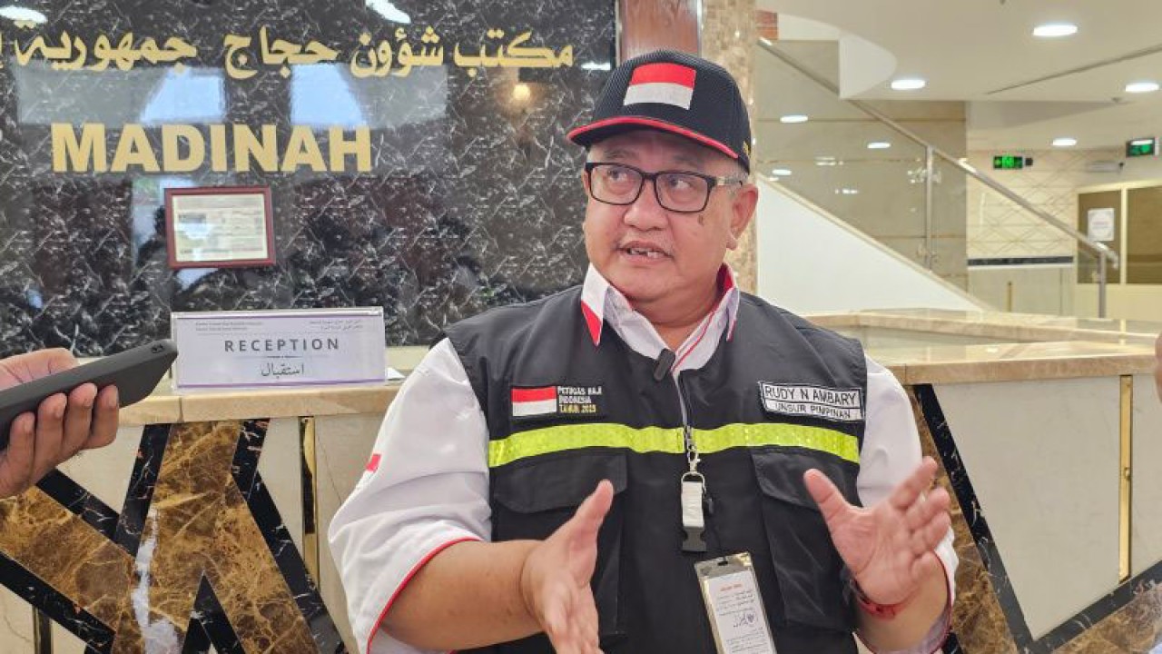 Kasi Pengawas Haji Khusus Daerah Kerja Madinah Rudi N Ambary ditemui di Madinah, Selasa (30/5). ANTARA/Nur Istibsaroh