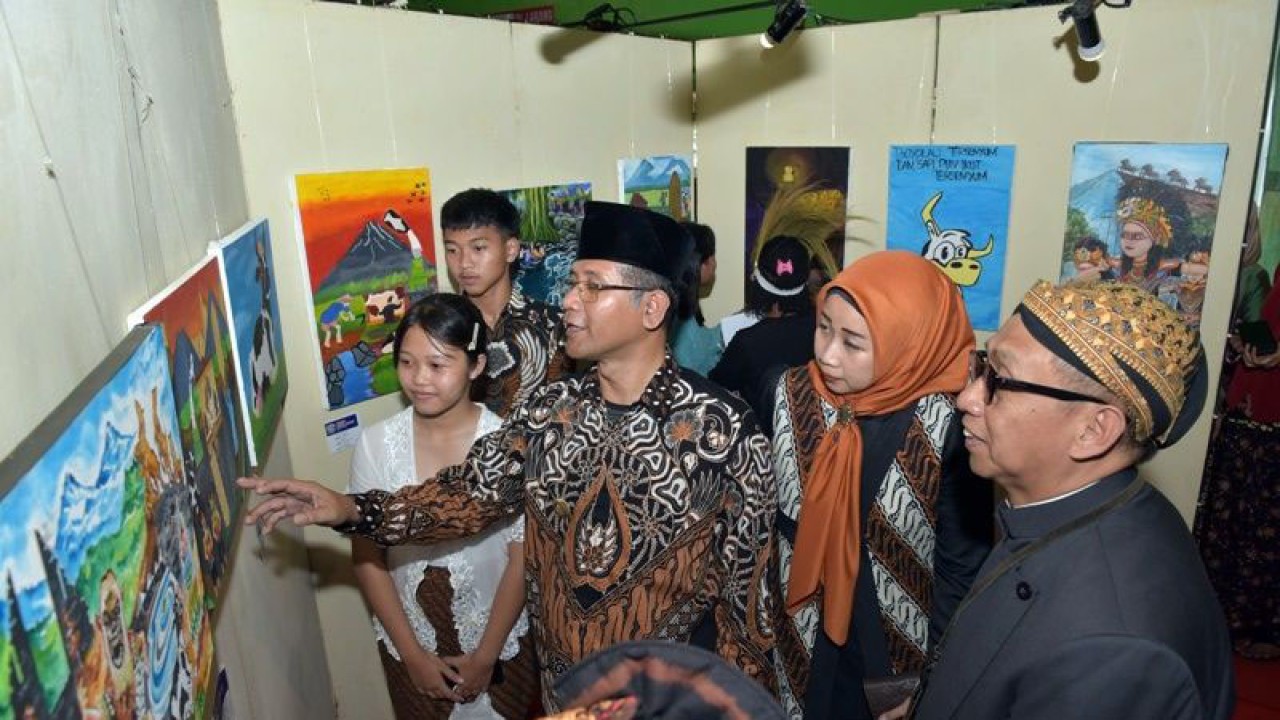 Bupati Boyolali M. Said Hidayat (berpeci) didampingi Kepala Dinas Pendidikan dan Kebudayaan Darmanto (kanan) melihat stan pameran lukisan pelajar di Gedung PGRI Boyolali, Selasa (2/5/2023). ANTARA/Bambang Dwi Marwoto.