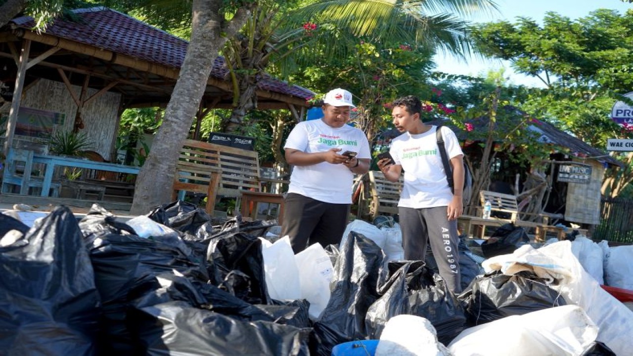 Sampah yang dikumpulkan dalam kegiatan pembersihan sampah di Labuan Bajo. (ANTARA/HO-Telkomsel)