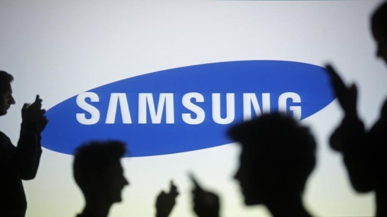 Siluet orang-orang berpose dengan perangkat seluler di depan layar yang diproyeksikan dengan logo Samsung, dalam ilustrasi gambar yang diambil di Zenica, 29 Oktober 2014. (Dado Ruvic/Reuters)