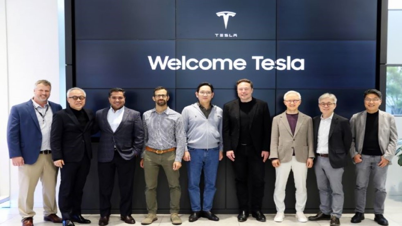 CEO Samsung Electronics Lee Jae-yong (kelima dari kiri) dan CEO Tesla Elon Musk (keenam dari kiri) berfoto setelah mengadakan pertemuan di Silicon Valley, California, Amerika Serikat. (Istimewa/Samsung Electronics)