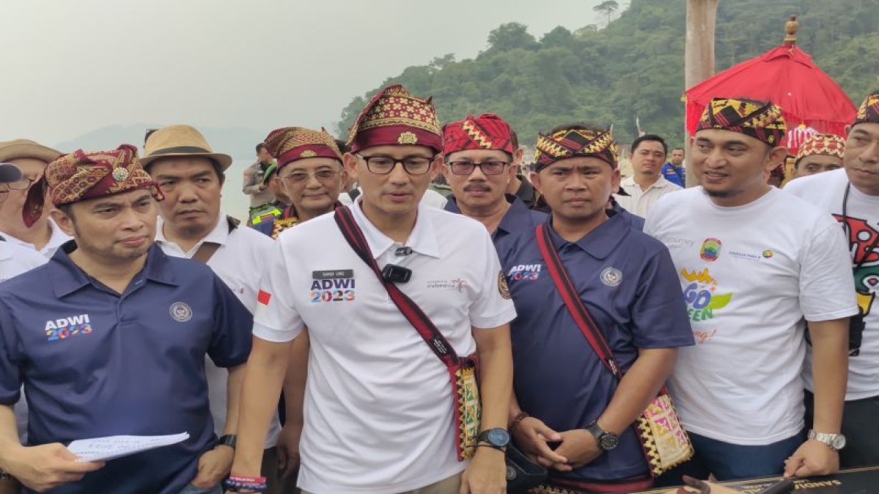 Menteri Pariwisata dan Ekonomi Kreatif (Menparekraf) Sandiaga Uno di Lampung Selatan, Lampung, Sabtu (27/5/2023). ANTARA/Dian Hadiyatna.