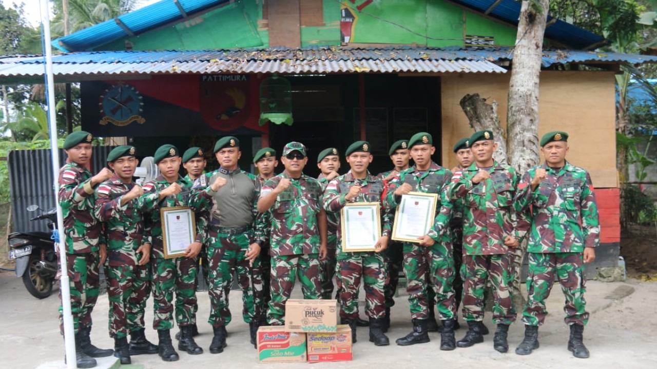 Pangdam XVI/Pattimura Mayjen TNI Ruruh A. Setyawibawa selaku Pangkoops Satgas Pamrahwan Maluku yang diwakili oleh Asops Kasdam XVI/Pattimura Kolonel Inf Budi Santosa, S.Sos. mengunjungi Pos Waai Satgas Yonarmed 1 Kostrad yang bertempat di Kec. Salahutu Kab. Maluku Tengah, Minggu (28/05/2023).