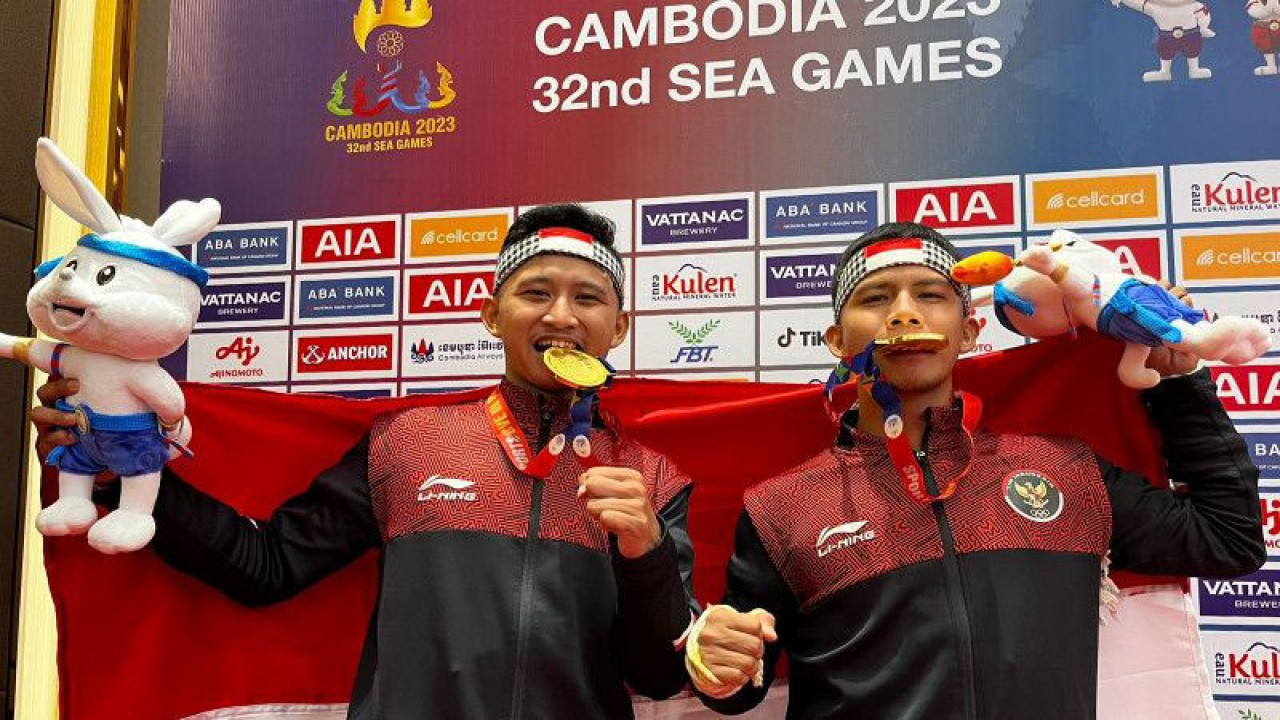 Pasangan ganda putra kun bokator Indonesia Yazid Hanifam Kurniawan dan Gema Nur Arifin berpose usai memenangkan medali emas di nomor pertandingan Duo Group Performance Putra pada ajang SEA Games 2023 di Chroy Changvar Convention Center Phnom Penh, Kamboja, Senin (8/5/2023). (ANTARA/Arnidhya Nur Zhafira)